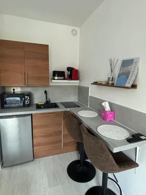 First Apartment Bourges Bagian luar foto